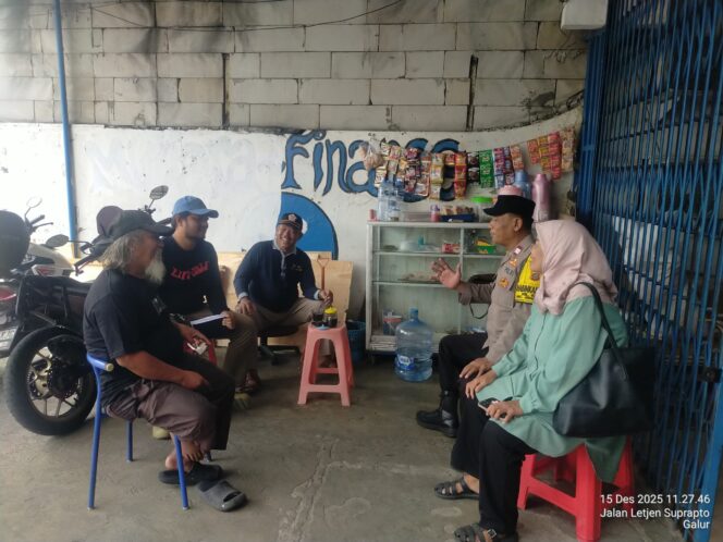 
					Sambangi Tokoh Masyarakat RW 02 Galur, Bhabinkamtibmas Perkuat Cooling System dan Deteksi Dini Kamtibmas