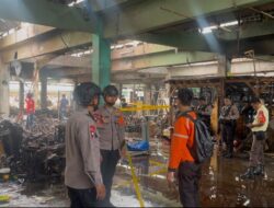 Brimob Polda Metro Jaya Pastikan Keamanan Pasca Kebakaran Pasar Induk Kramat Jati