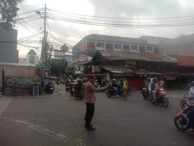 
					Ploting Pagi Polsek Kemayoran di Bendungan Jago, Jaga Lalu Lintas dan Keamanan Pelajar