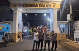 Bhabinkamtibmas Pegangsaan Patroli Dinihari, Satkamling RW 08 Diajak Perkuat Keamanan Wilayah
