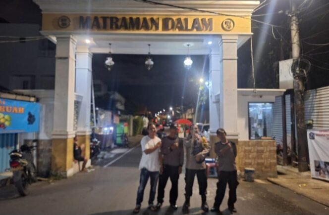 
					Bhabinkamtibmas Pegangsaan Patroli Dinihari, Satkamling RW 08 Diajak Perkuat Keamanan Wilayah