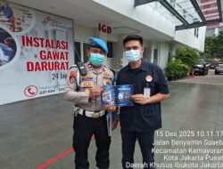 Dorong Transparansi, Propam Polsek Kemayoran Bagikan Stiker Pengaduan Cepat