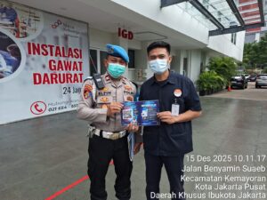 Dorong Transparansi, Propam Polsek Kemayoran Bagikan Stiker Pengaduan Cepat