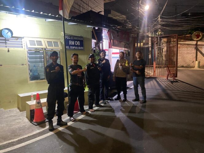 
					Monitoring Siskamling Dini Hari, Piket Binmas Tekankan Pencegahan Curanmor dan Tawuran