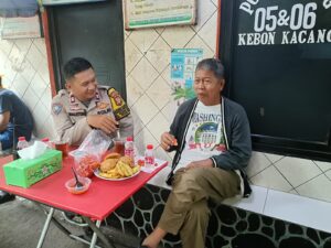 Bhabinkamtibmas Laksanakan Koordinasi dengan Ketua RW 06 Kebon Kacang sebagai Cooling System