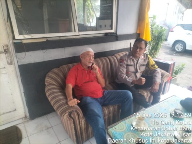 
					Patroli Dialogis Door to Door, Bhabinkamtibmas Imbau Warga Johar Baru Jaga Kamtibmas