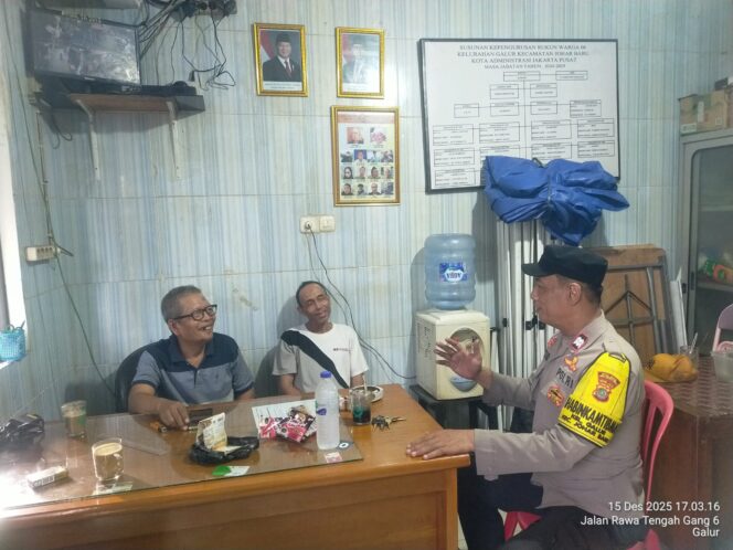
					Silaturahmi dan Sambang Tokoh Masyarakat RW 06 Galur, Polisi Ajak Warga Perkuat Kamtibmas
