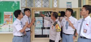 Bhabinkamtibmas Sosialisasikan Barcode Laporan Anti-Bullying di SMA Negeri 1 Jakarta