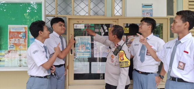 
					Bhabinkamtibmas Sosialisasikan Barcode Laporan Anti-Bullying di SMA Negeri 1 Jakarta