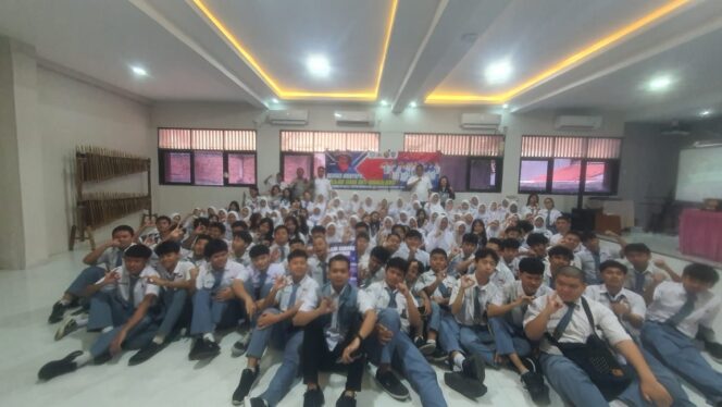 
					Cegah Radikalisasi, Polsek Sawah Besar Dampingi Densus 88 Sosialisasi di SMA Negeri 20 Jakarta