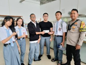 Polri Masuk Sekolah, Tempel Stiker Aduan Berbasis Barcode” Untuk Pelajar Di Sekolahan