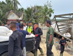 Gunakan Jembatan Sling Baja, Brimob Polda Aceh Bantu Salurkan Bantuan Logistik Untuk Masyarakat