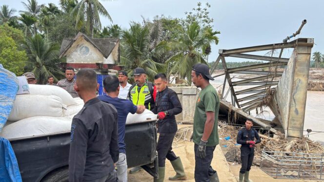 
					Gunakan Jembatan Sling Baja, Brimob Polda Aceh Bantu Salurkan Bantuan Logistik Untuk Masyarakat