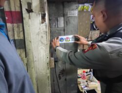 Patroli Malam di Rusun Karet Tengsin, Polisi Sosialisasikan Barcode “Sahabat Polisi” untuk Permudah Laporan Warga