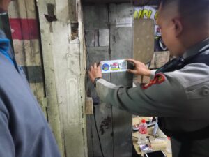 Patroli Malam di Rusun Karet Tengsin, Polisi Sosialisasikan Barcode “Sahabat Polisi” untuk Permudah Laporan Warga