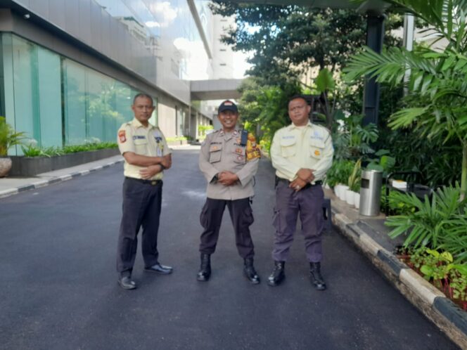 
					Bhabinkamtibmas Sambangi Satkamling RW 06 Petojo Selatan, Perkuat Kewaspadaan Lingkungan