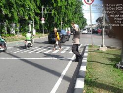 Bhabinkamtibmas Gambir Lakukan Pengaturan Lalu Lintas Pagi, Pastikan Arus Kendaraan Aman dan Terkendali
