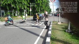 Bhabinkamtibmas Gambir Lakukan Pengaturan Lalu Lintas Pagi, Pastikan Arus Kendaraan Aman dan Terkendali