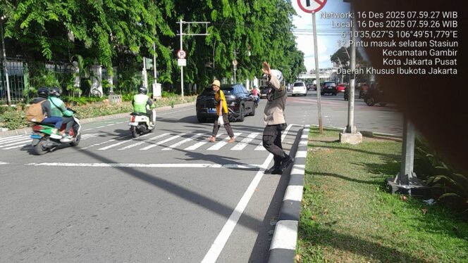 
					Bhabinkamtibmas Gambir Lakukan Pengaturan Lalu Lintas Pagi, Pastikan Arus Kendaraan Aman dan Terkendali