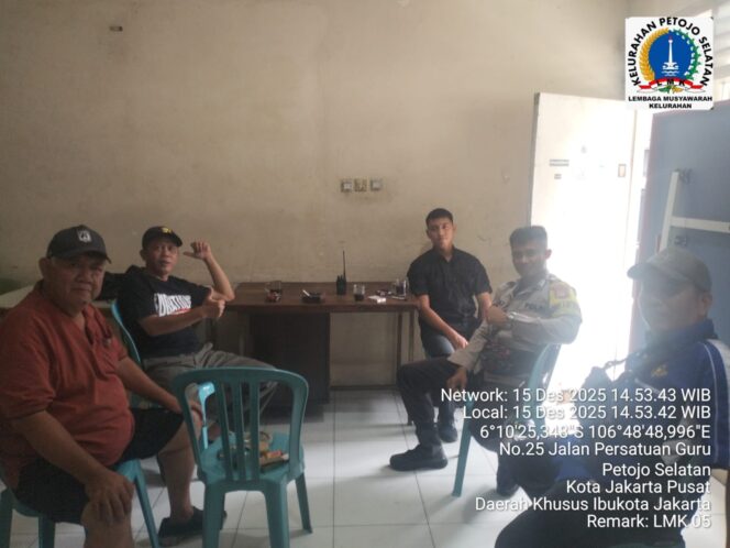 
					Bhabinkamtibmas Sambangi Warga Petojo Selatan, Perkuat Sinergi Jaga Keamanan Lingkungan