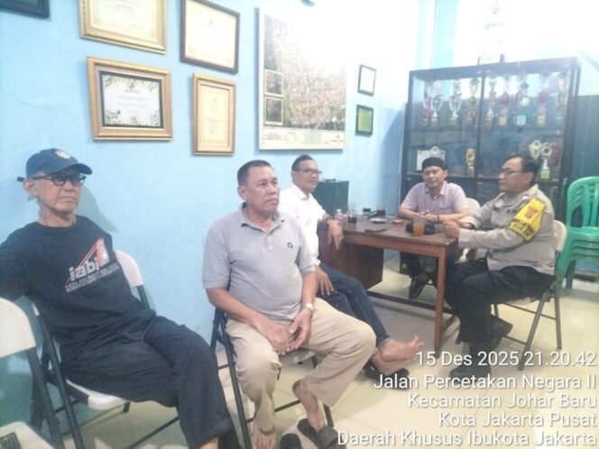 
					Jaga Lingkungan Tetap Aman, Bhabinkamtibmas dan Warga RW 06 Johar Baru Intensifkan Poskamling