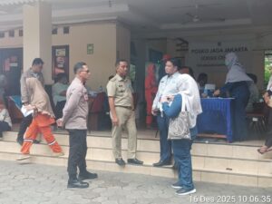 Polisi Monitoring Pemeriksaan Kesehatan dan Tes Urine PJLP di Kelurahan Kampung Rawa