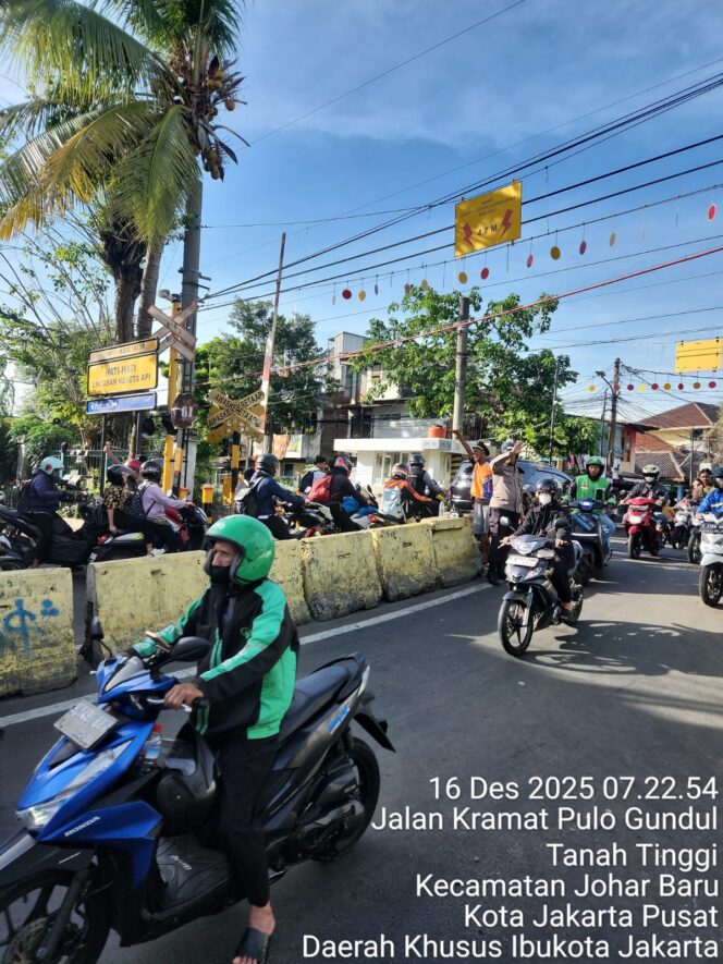 
					Pengaturan Lalu Lintas Pagi, Kapolsek Johar Baru Turun Langsung Pastikan Arus Kendaraan Lancar