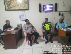 Perkuat Keamanan Lingkungan, Bhabinkamtibmas Johar Baru Kunjungi Poskamling RW 07 di Malam Hari