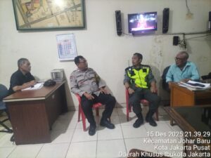 Perkuat Keamanan Lingkungan, Bhabinkamtibmas Johar Baru Kunjungi Poskamling RW 07 di Malam Hari