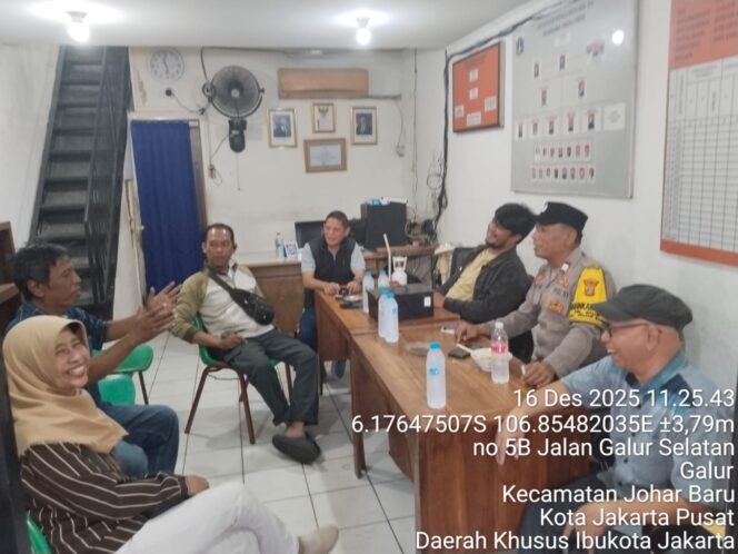 
					Sambang Balai Warga RW 04, Bhabinkamtibmas Galur Ajak Warga Jaga Kamtibmas Jelang Nataru 2026