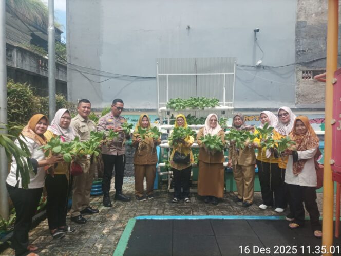 
					Tiga Pilar Panen Hidroponik dan Lele di RPTRA Rawa Selatan Indah, Wujud Sinergi Jaga Ketahanan Pangan dan Kamtibmas