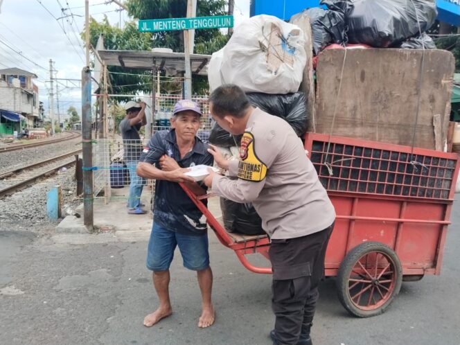 
					Polri Berbagi 300 Box Makanan, Wujud Kepedulian Untuk Masyarakat Menteng