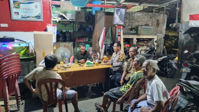 
					Perkuat Cooling System Lewat Jaga Malam, Polisi Silaturahmi dengan Ketua RT 04/07, LMK, dan Warga Karet Tengsin