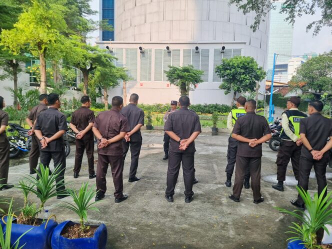 
					Bhabinkamtibmas Karet Tengsin Laksanakan Binluh kepada Security Gedung TCC Batavia