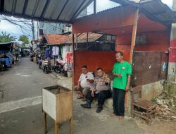Sambang Ketua RT 10/07, Bhabinkamtibmas Petamburan Sampaikan Himbauan Kamtibmas