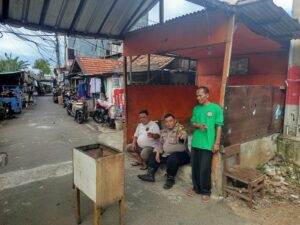 Sambang Ketua RT 10/07, Bhabinkamtibmas Petamburan Sampaikan Himbauan Kamtibmas