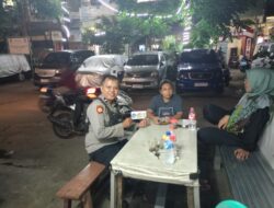 Patroli Kewilayahan Malam Hari Cegah Kejahatan, Polsek Metro Tanah Abang Sosialisasi Barcode Kamtibmas Kepada Warga