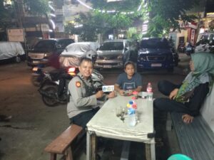 Patroli Kewilayahan Malam Hari Cegah Kejahatan, Polsek Metro Tanah Abang Sosialisasi Barcode Kamtibmas Kepada Warga