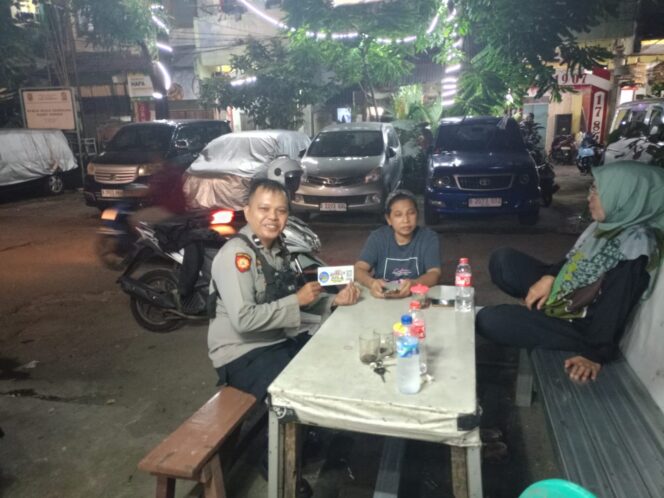 
					Patroli Kewilayahan Malam Hari Cegah Kejahatan, Polsek Metro Tanah Abang Sosialisasi Barcode Kamtibmas Kepada Warga