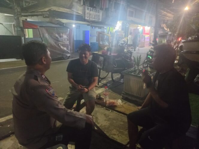 
					Bhabinkamtibmas Kebon Kacang Patroli Dan Sambangi Poskamling RW 09 Sebagai Cooling System