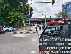 Polsek Metro Tanah Abang Atur Lalin dan Strong Point di TL Pejompongan Sore Hari