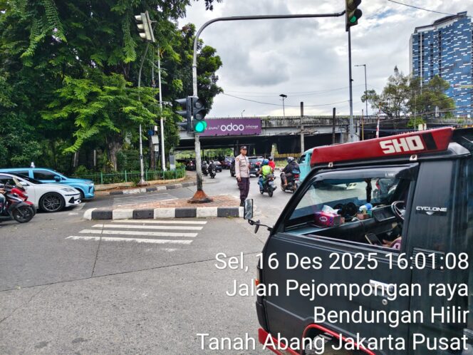 
					Polsek Metro Tanah Abang Atur Lalin dan Strong Point di TL Pejompongan Sore Hari