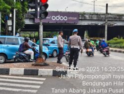 Kemacetan Sore Hari di Pertigaan Kebon Kacang, Petugas Lakukan Pengaturan Lalu Lintas