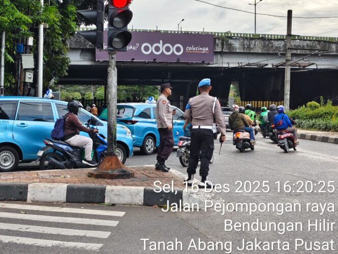 
					Kemacetan Sore Hari di Pertigaan Kebon Kacang, Petugas Lakukan Pengaturan Lalu Lintas