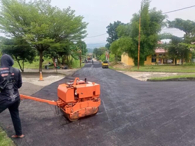 
					TJSL BRI BO Cibinong Ubah Wajah Jalan Desa Tangkil