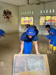 Korpolairud Baharkam Polri Lakukan Normalisasi Sekolah Terdampak Lumpur di Padang Pariaman