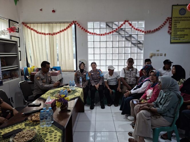 
					Polwan Polres Jakpus Turun ke Paseban, Sosialisasikan Stop Kekerasan Perempuan dan Anak