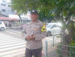 Bhabinkamtibmas Kebon Kelapa Laksanakan Pengaturan Lalu Lintas Pagi di TL Pecenongan