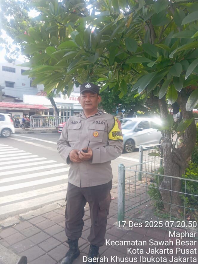 
					Bhabinkamtibmas Kebon Kelapa Laksanakan Pengaturan Lalu Lintas Pagi di TL Pecenongan