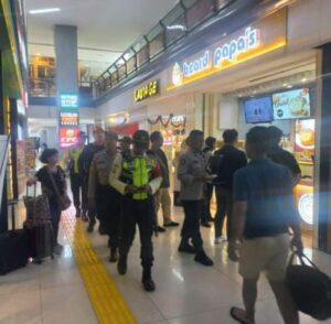 Patroli Dialogis Polri Perkuat Keamanan dan Kenyamanan Penumpang di Stasiun Gambir